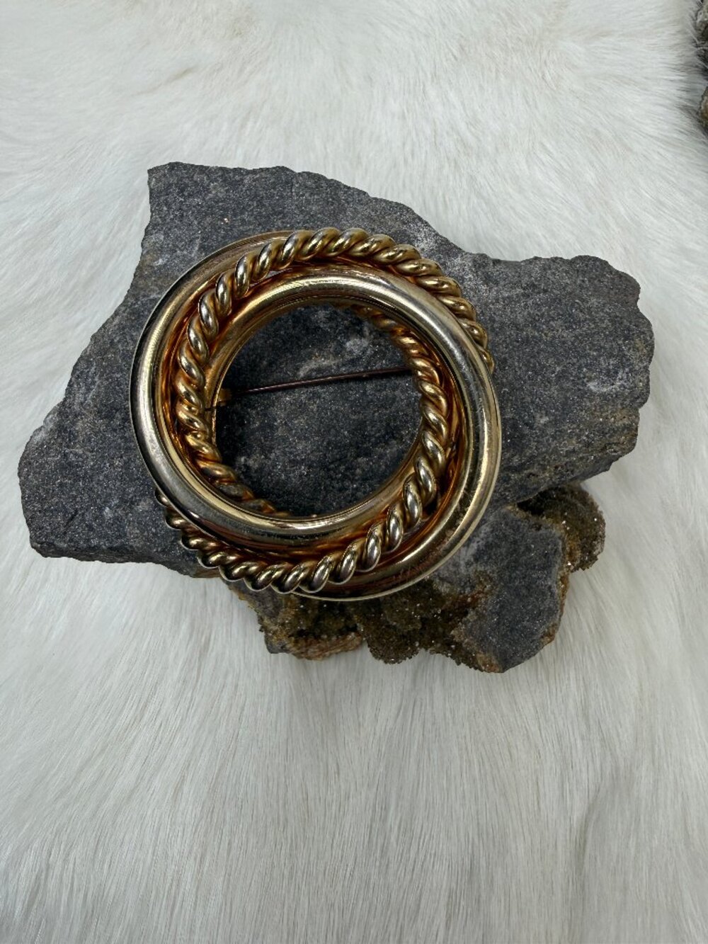 Vintage Gold Tone Interlocking Circles Round Brooch 1.75" X 1.75"